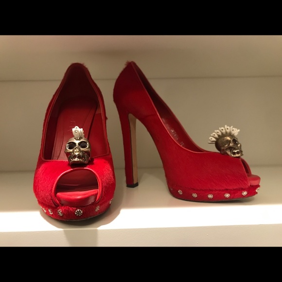Alexander McQueen Shoes - ALEXANDER MCQUEEN Calfskin Skull-Embellished Pump